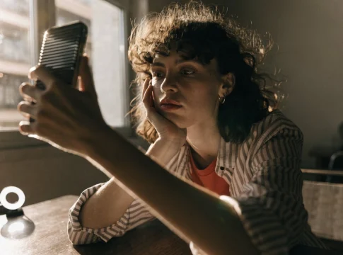 Aplicativos para selfies perfeitas: luz certa e pele natural no retrato