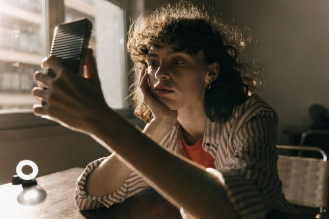 Aplicativos para selfies perfeitas: luz certa e pele natural no retrato
