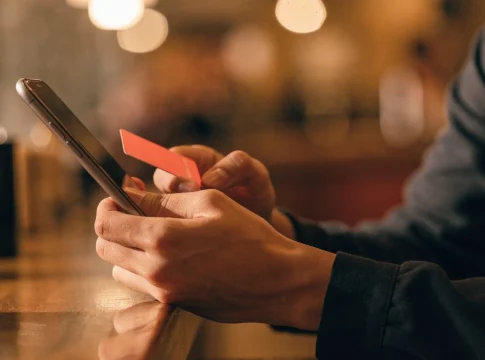 Bancos digitais: melhores apps para conta grátis e cartão sem anuidade