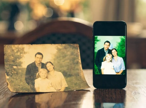 Melhorar a qualidade de fotos antigas: digitalizar e restaurar com IA