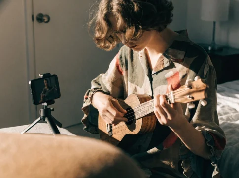 Apps para aprender instrumentos: escolha por violão, piano e canto