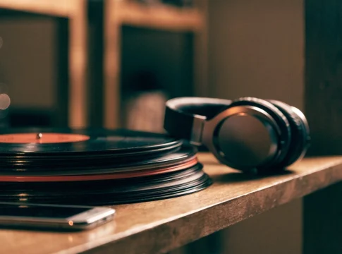 Organizar sua biblioteca de música: pastas, tags e capas no celular