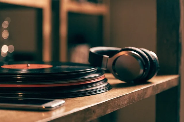 Organizar sua biblioteca de música: pastas, tags e capas no celular