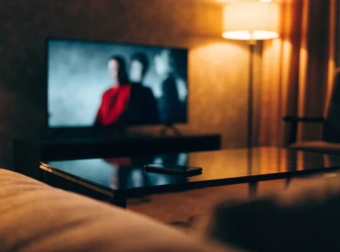 Veja filmes online no Plex: o catálogo grátis e a biblioteca pessoal
