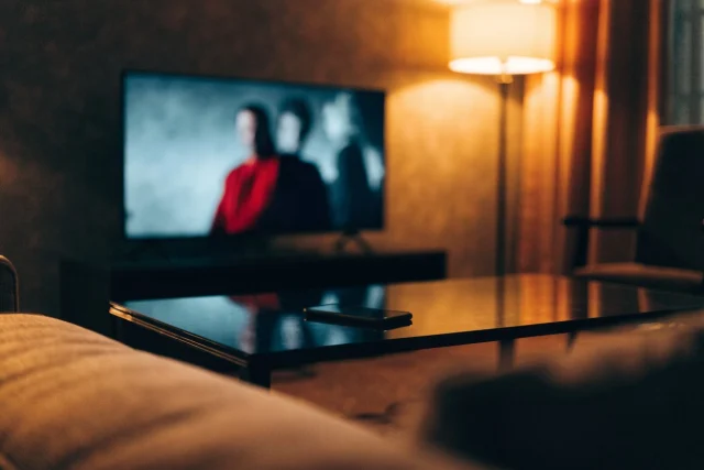 Veja filmes online no Plex: o catálogo grátis e a biblioteca pessoal