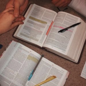 신앙과 가치관을 공유하는 기독교 여성들과 진지하고 의미 있는 관계를 맺어보세요.